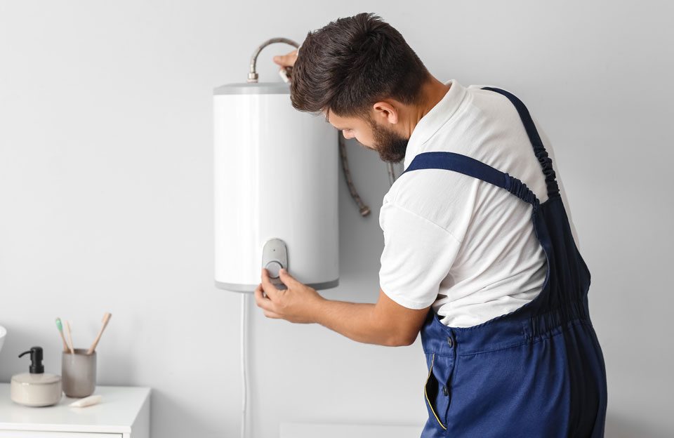 Installateur stellt Heizung ein