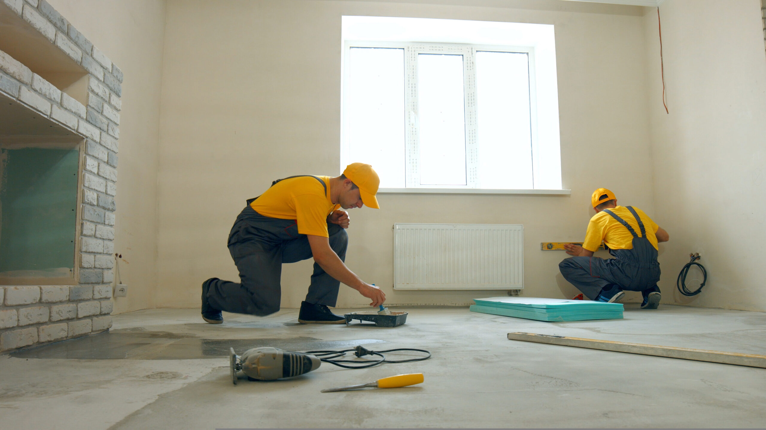 Handwerker renovieren Wohnraum
